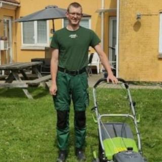 frisk ung mand på 24. der arbejder som anlægsgartner. på fuld tid, og som vicevært og høst ... kontakt Nichlas, single Mand fra Tylstrup.